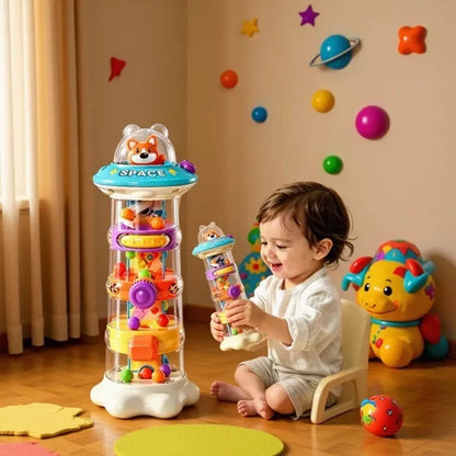 Bébé joyeux avec son jouet bebe dans son coin de jeu spatial