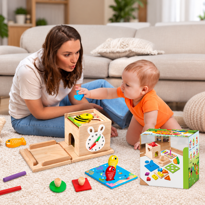 Bébé et maman sur le tapis interagissent avec le cube motricité bébé bois