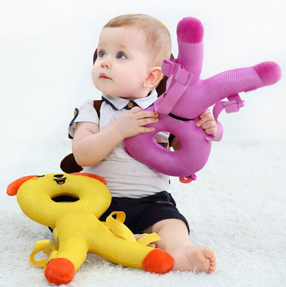 Bébé manipule avec aisance son coussin anti chute bebe