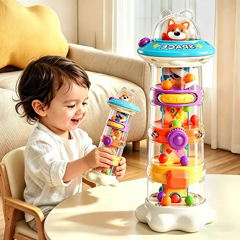 Bébé manipule jouet bebe avec sourit et aisance 