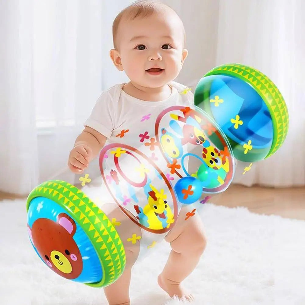 Bébé porte son rouleau d'activité bébé dans ses mains 