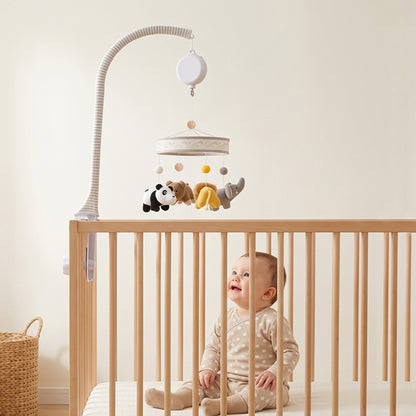 Bébé se redresse et contemple le mobile bebe mini zoo et lui sourit 