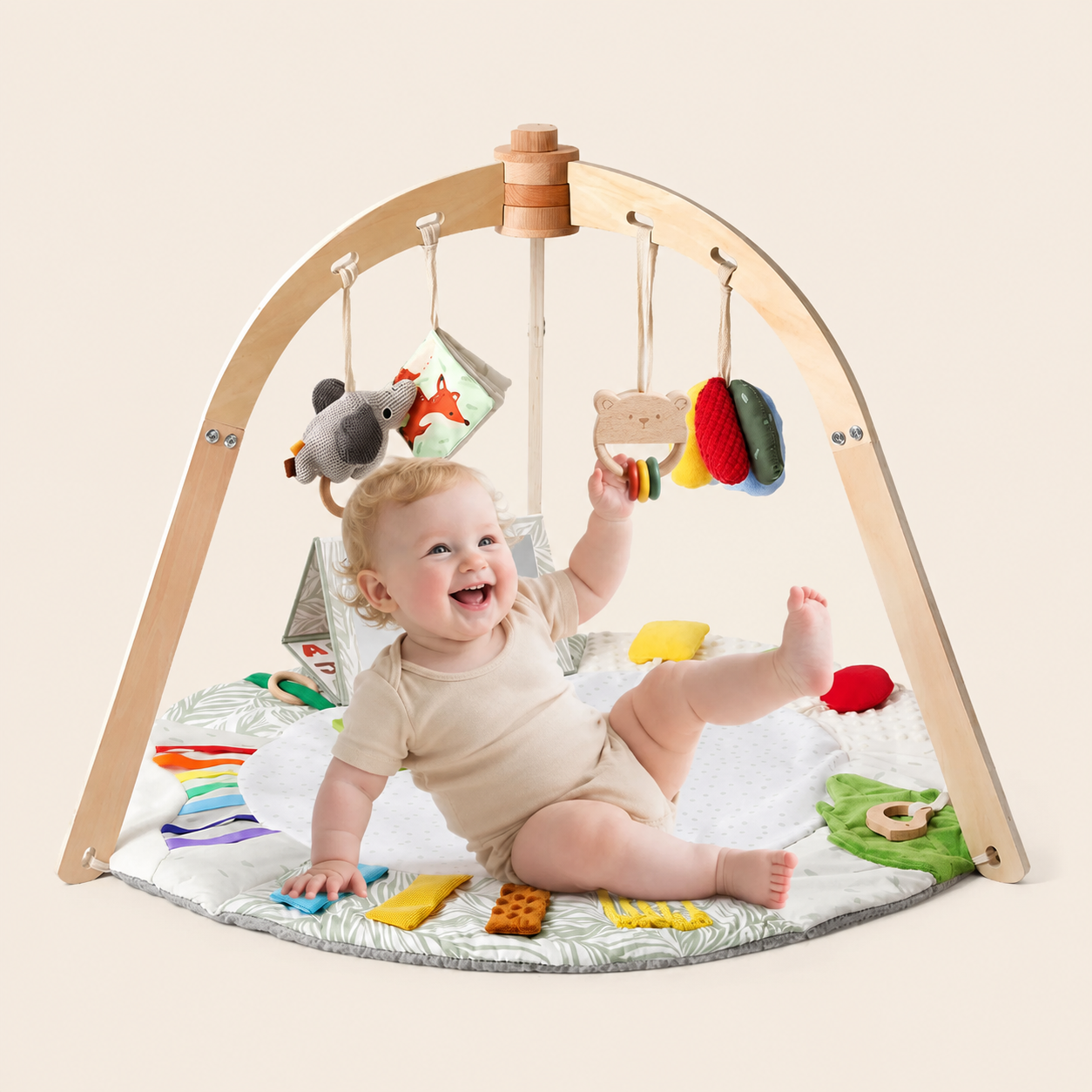 Bébé tire sur les suspendus du tapis d'éveil bébé tout en maintenant le pied en l'air 