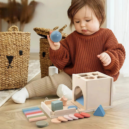 Le bébé se calme en jouant avec son cube d'activité bébé
