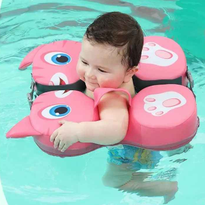 Bebe navigue dans l'eau tout en profitant du design captivant de sa bouee piscine bebe