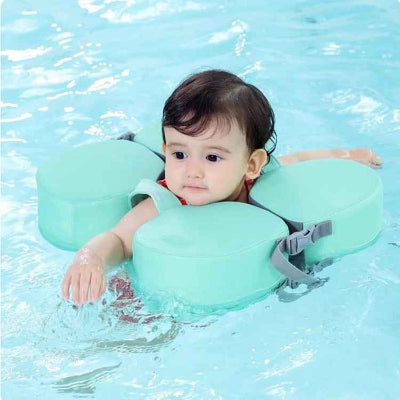 Bebe flotte en toute sécurité dans une bouee piscine bebe
