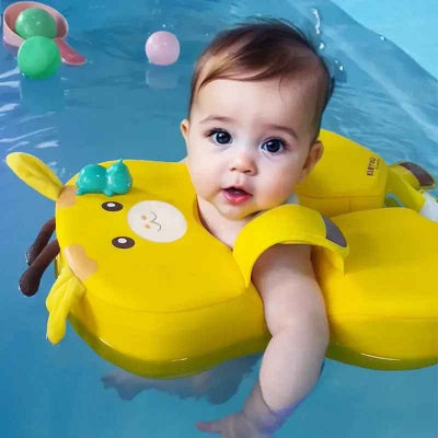 Bebe de moins d'un an équilibré seul dans sa bouee piscine bebe sans risque de dégonflage .