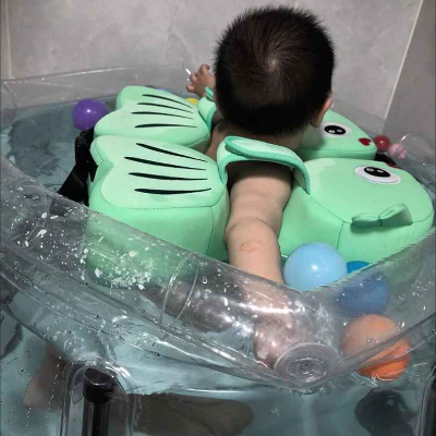 Flotter dans sa bouee piscine bebe c'est naviguer inconsciemment avec ses pieds pour attraper ses petits jouets