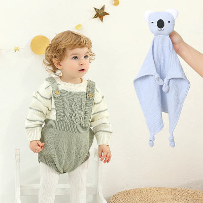 Bébé éblouir par son doudou ourson