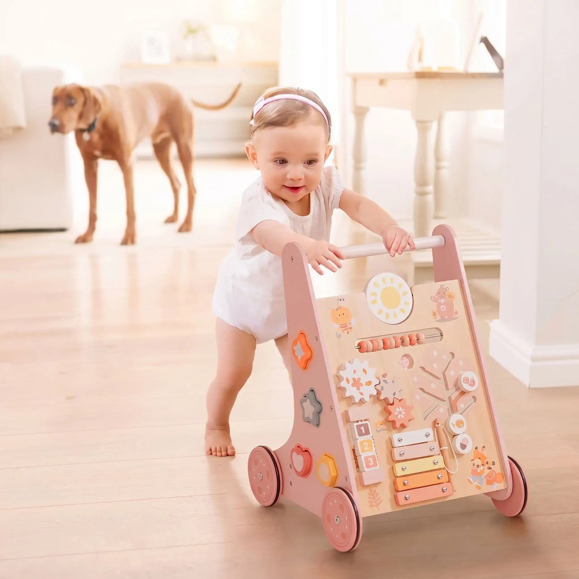 Premiers pas maladroits sans chute avec le chariot de marche bébé