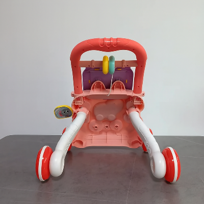 Un chariot de marche bebe avec la disposition des roues et bras pour aider a une posture correcte