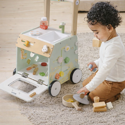 Chariot de marche bebe avec equipement de cuisine complet.