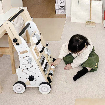 Activités de motricité fine intégrées au chariot de marche bébé