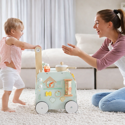 S'appuyer sur le chariot de marche bebe pour faire ses premiers pas vers maman 