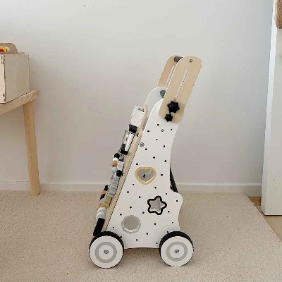 Chariot de marche bébé avec les puzzle multiformes intégré.