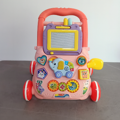 Le chariot de marche bebe rose avec son tableau d'activités prêt a utiliser