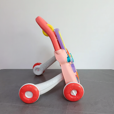 Le chariot de marche bebe avec un système pour bloquer et débloquer les roues