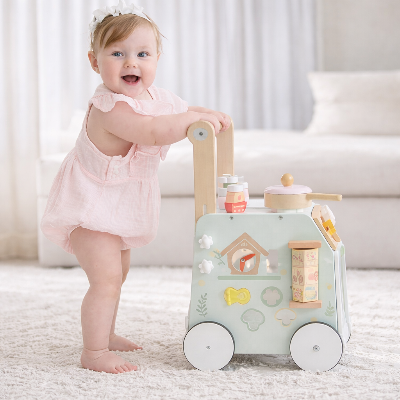 Chariot de marche bebe pour les premiers essais d'équilibre 