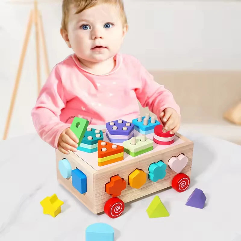 Les couleurs et formes du cube de motricité attirent le bebe de moin de 3 ans