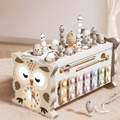 Un cube d'activité bébé design hibou avec horloge, lettre et éléments a clouer