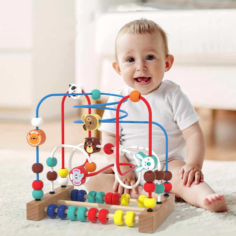 Cube d'activité bébé plein de formes et couleurs qui l'éblouis 
