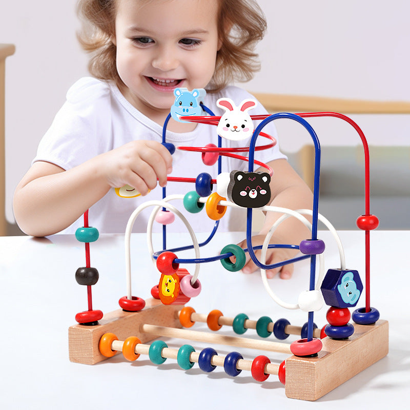Cube d'activité bébé donne le plaisir de saisir