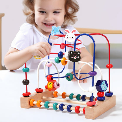 Cube d'activité bébé donne le plaisir de saisir