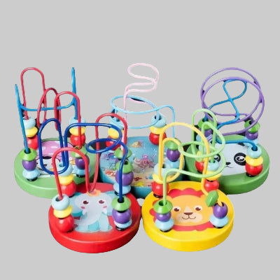 Manipulation des perles du cube d'activité bébé avec le  petit doigts