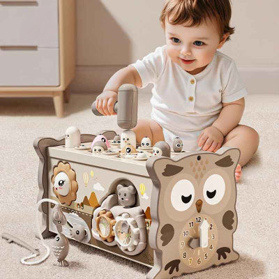 Le tout petit s'entraine a frapper avec précision les éléments a clouer du motricité bébé 