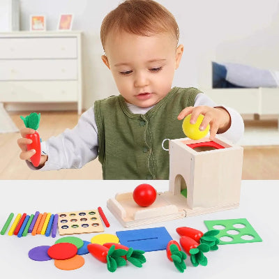 Le tout petit essaye de faire correspondre les objets du Cube d'activité bébé avec ses formes.