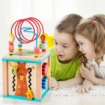 Deux tout petits partagent des moments uniques autours des différents activités du cube de motricité bébé
