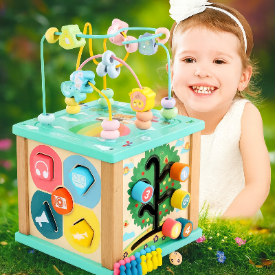 Bébé avec un visage joyeux ne qui pas son cube motricité des yeux