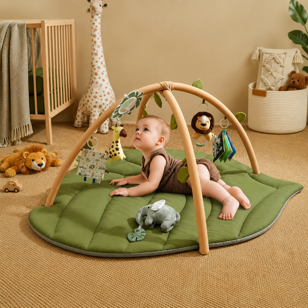 Bébé découvre son visage dans le miroir de son tapis d'éveil bébé