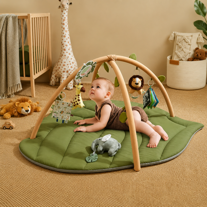 Bébé découvre son visage dans le miroir de son tapis d'éveil bébé