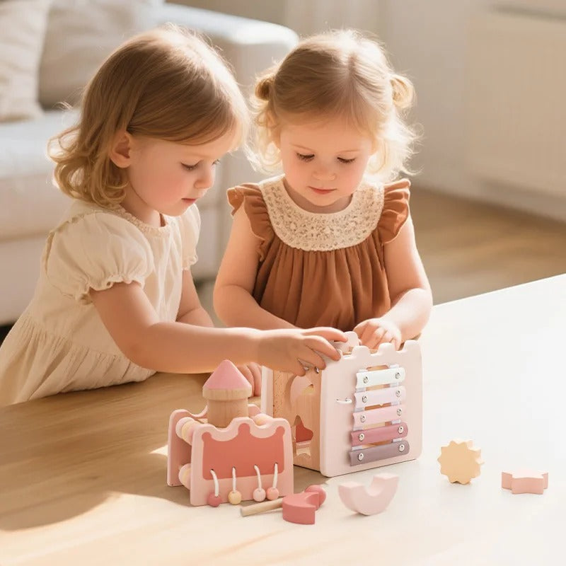 Deux jeunes s'imaginent et constituent leur château avec leur jouet bebe bois