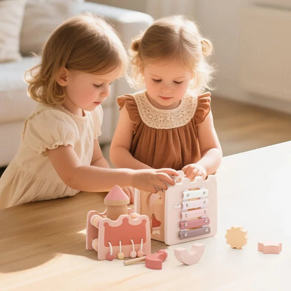 Deux jeunes s'imaginent et constituent leur château avec leur jouet bebe bois