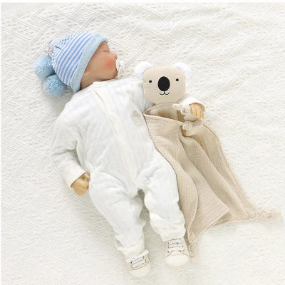 Bébé dort avec assurance et douceur agripper à son doudou ourson
