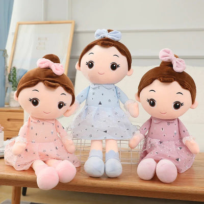 doudou bébé fille aux expressions faciales enjouées