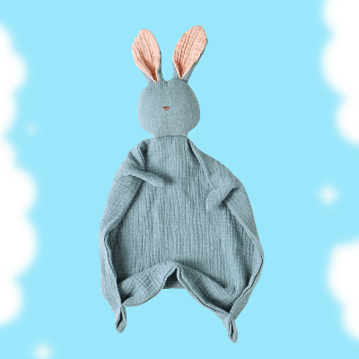 Les extremités delicatement pliés de ce doudou lapin bleu pour être mordillées et mâchouillée.