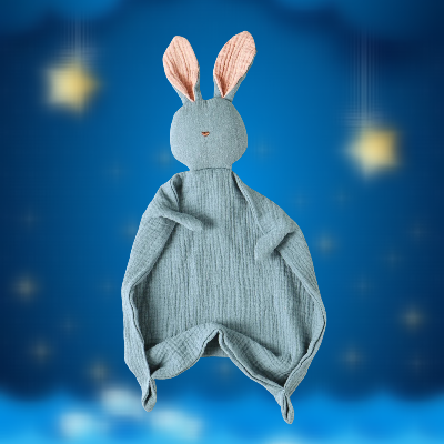 Doudou lapin bleu pour un expression de sérénité absolue sur visage de votre enfant