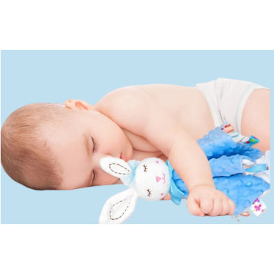 Doudou lapin bleu compagnon d'éveil et des nuits de qualité.
