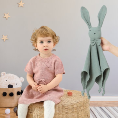 Doudou lapin aux extremités nouées pour développer la motricité fine