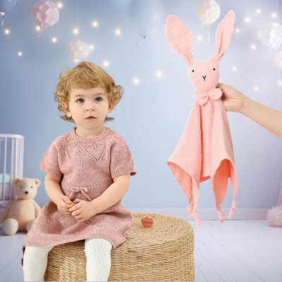 Les extrtémités noués du doudou lapin sont destinté au développemet motrice