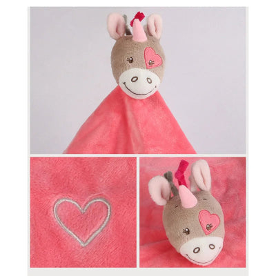 Texture douce du doudou licorne orange stimule la motricité fine