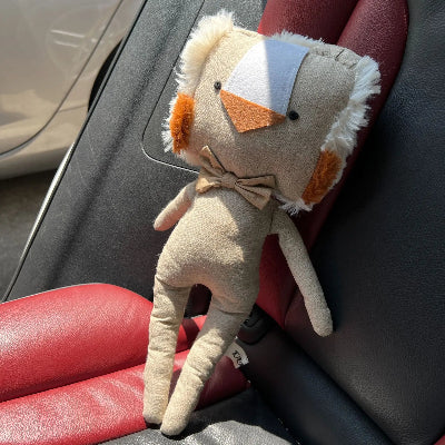 doudou lion dans la voiture pour un trajet paisible