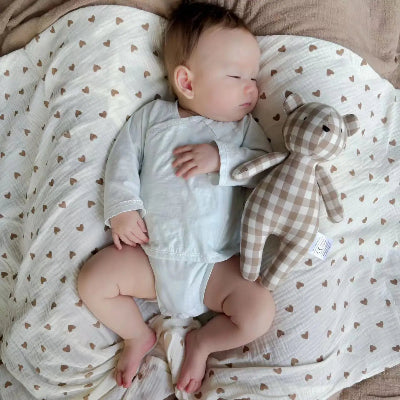 Dormir avec son doudou ourson tout près de lui pour se sentir en sécurité