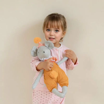 doudou souris aux textures et couleurs variées pour eveiller tous les sens du bébé
