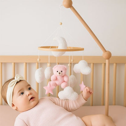 Essai de communication avec l'ourson du mobile bebe 