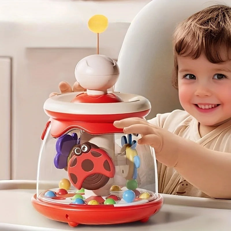 Bébé tout excité au touché de son jouet eveil bebe