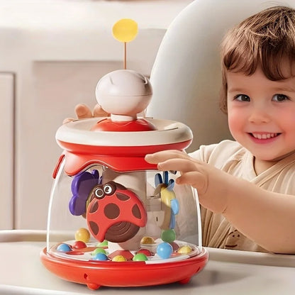 Bébé tout excité au touché de son jouet eveil bebe